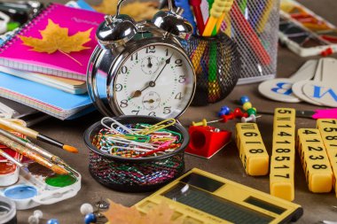 Okula dönüş. Okul malzemeleri için sınıflar ve dersler.