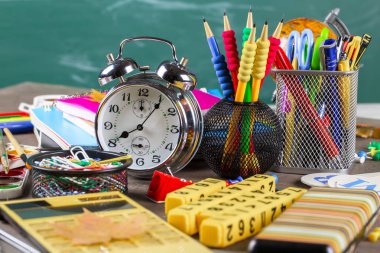 Okula dönüş. Okul malzemeleri için sınıflar ve dersler.