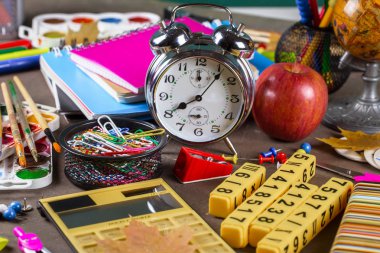 Okula dönüş. Okul malzemeleri için sınıflar ve dersler.