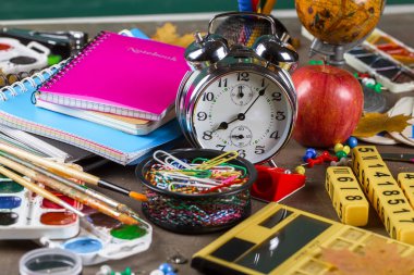 Okula dönüş. Okul malzemeleri için sınıflar ve dersler.