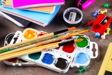 Okula dönüş. Okul malzemeleri için sınıflar ve dersler.