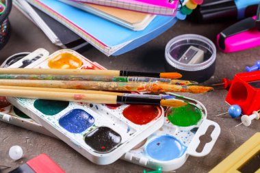 Okula dönüş. Okul malzemeleri için sınıflar ve dersler.