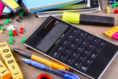 Okula dönüş. Okul malzemeleri için sınıflar ve dersler.