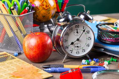 Okula dönüş. Okul malzemeleri için sınıflar ve dersler.