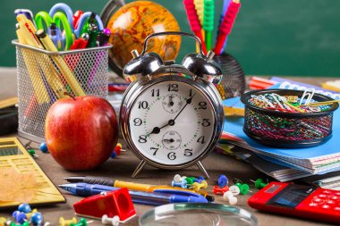 Okula dönüş. Okul malzemeleri için sınıflar ve dersler.