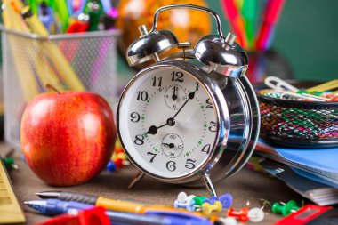 Okula dönüş. Okul malzemeleri için sınıflar ve dersler.