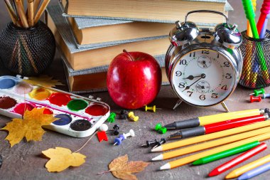 Okula dönüş. Okul malzemeleri için sınıflar ve dersler.