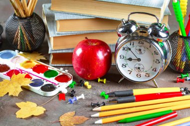 Okula dönüş. Okul malzemeleri için sınıflar ve dersler.