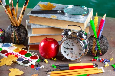 Okula dönüş. Okul malzemeleri için sınıflar ve dersler.