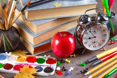 Okula dönüş. Okul malzemeleri için sınıflar ve dersler.