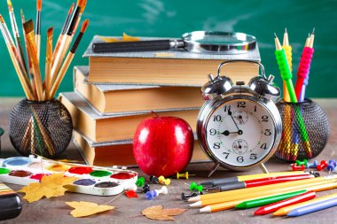 Okula dönüş. Okul malzemeleri için sınıflar ve dersler.