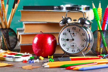 Okula dönüş. Okul malzemeleri için sınıflar ve dersler.