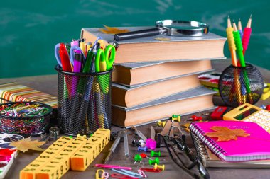 Okula dönüş. Okul malzemeleri için sınıflar ve dersler.