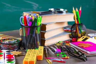 Okula dönüş. Okul malzemeleri için sınıflar ve dersler.