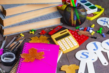 Okula dönüş. Okul malzemeleri için sınıflar ve dersler.