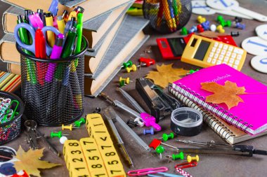 Okula dönüş. Okul malzemeleri için sınıflar ve dersler.