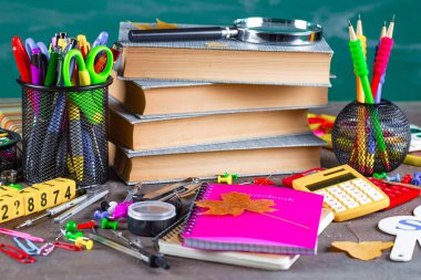 Okula dönüş. Okul malzemeleri için sınıflar ve dersler.