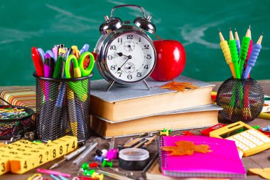 Okula dönüş. Okul malzemeleri için sınıflar ve dersler.