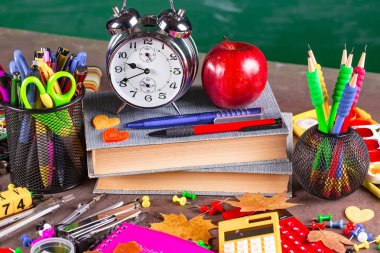 Okula dönüş. Okul malzemeleri için sınıflar ve dersler.