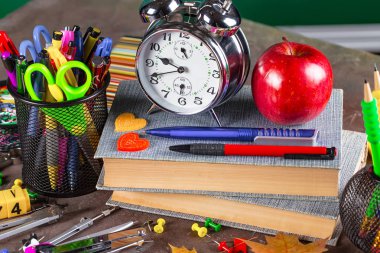 Okula dönüş. Okul malzemeleri için sınıflar ve dersler.