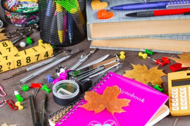 Okula dönüş. Okul malzemeleri için sınıflar ve dersler.