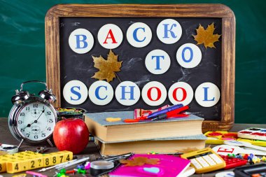 Okula dönüş. Okul malzemeleri için sınıflar ve dersler.