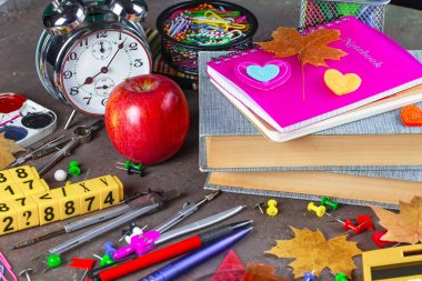 Okula dönüş. Okul malzemeleri için sınıflar ve dersler.