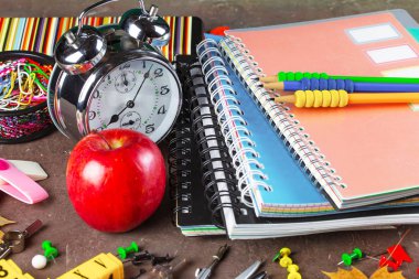 Okula dönüş. Okul malzemeleri için sınıflar ve dersler.