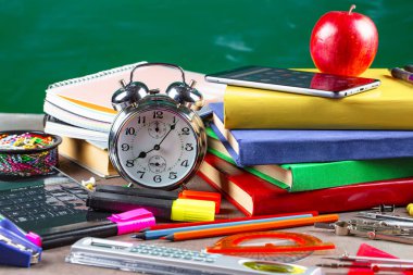 Okula dönüş. Okul malzemeleri için sınıflar ve dersler.