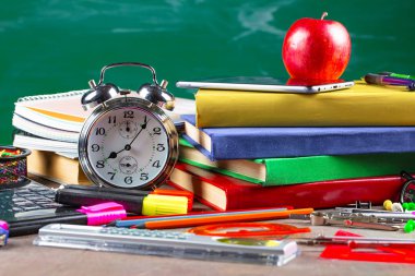 Okula dönüş. Okul malzemeleri için sınıflar ve dersler.