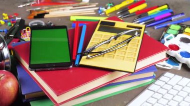 Okula dönüş. Okul malzemeleri için sınıflar ve dersler.