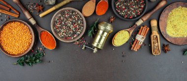 Baharat ve baharat kompozisyon masada yemek pişirmek için