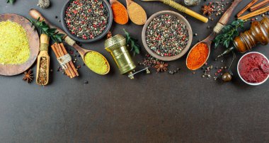 Baharat ve baharat kompozisyon masada yemek pişirmek için