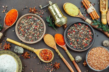 Baharat ve baharat kompozisyon masada yemek pişirmek için