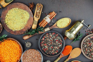 Baharat ve baharat kompozisyon masada yemek pişirmek için