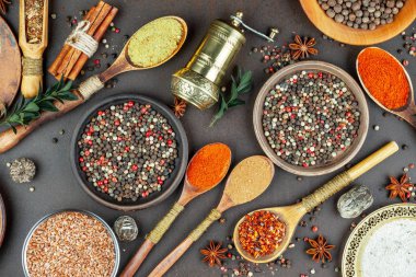 Baharat ve baharat kompozisyon masada yemek pişirmek için