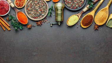 Baharat ve baharat kompozisyon masada yemek pişirmek için