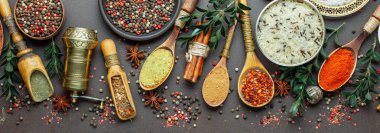 Baharat ve baharat kompozisyon masada yemek pişirmek için