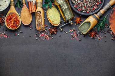 Baharat ve baharat kompozisyon masada yemek pişirmek için