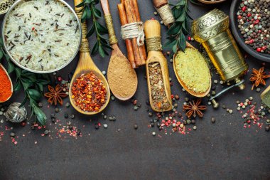 Baharat ve baharat kompozisyon masada yemek pişirmek için