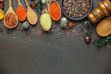 Baharat ve baharat kompozisyon masada yemek pişirmek için