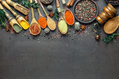 Baharat ve baharat kompozisyon masada yemek pişirmek için