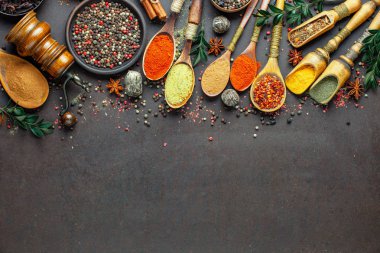 Baharat ve baharat kompozisyon masada yemek pişirmek için