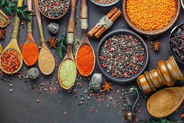 Baharat ve baharat kompozisyon masada yemek pişirmek için