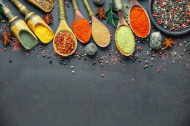 Baharat ve baharat kompozisyon masada yemek pişirmek için