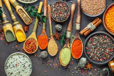Baharat ve baharat kompozisyon masada yemek pişirmek için