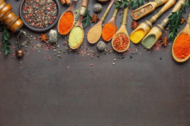 Baharat ve baharat kompozisyon masada yemek pişirmek için