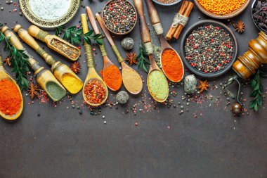 Baharat ve baharat kompozisyon masada yemek pişirmek için