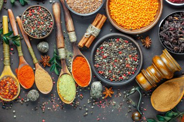 Baharat ve baharat kompozisyon masada yemek pişirmek için