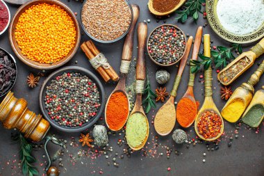 Baharat ve baharat kompozisyon masada yemek pişirmek için
